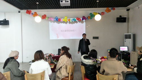 汉阴县平梁镇中心小学举办“三八”节教职工艺术插花活动，探讨与营利性民办艺术培训的差异